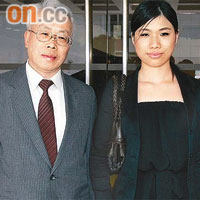泳界蝶后劉敬亭（右）的父親劉百濟（左）昨被銀行追收按揭費。（資料圖片）