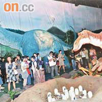 日本製作的二十隻大型恐龍模型栩栩如生。（蕭毅攝）
