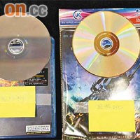 正版藍光碟（左）碟身有保護膜，容易留下手指模印，但翻版（右）則沒有。