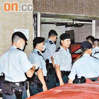 大批警員到山景邨現場搜索證物。	（李健瑜攝）