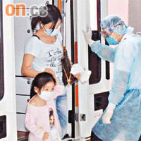 昨日仍有流感不適市民在落馬洲關卡過關後送入北區醫院檢驗。	（陳錦昌攝）