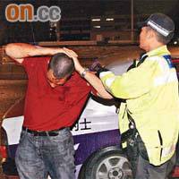 涉搶駕的士之外籍男乘客被警員喝停，雙手放頭上被捕。	（周宏杰攝）