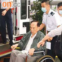 司機需乘坐輪椅，而受傷女乘客一同送院。	（王玉燕攝）