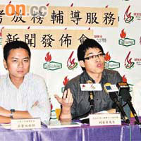 吳寶城（左）在學友社高考放榜輔導服務記者會提出甚麼是考生有用的升學材料。