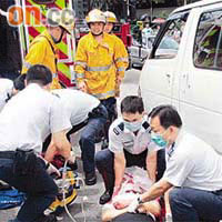 被客貨車撞倒重傷昏迷女生，由救護員急救。	（左錦鴻攝）