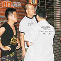 兩名男子（左一、二）在場協助警員調查。	（吳建明攝）