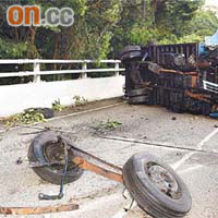 失事貨車翻側，車軸甩脫。	（劉子文攝）