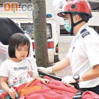 小西灣邨的四歲女童獲救送院時一臉受驚。	（馬竟峰攝）