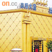 深圳警方在皇后大道娛樂廣場掃毒時驗出超過百五名港人尿液含毒。	（黃少君攝）
