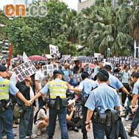 雷曼苦主不滿警方阻撓前進，故衝出馬路抗議。	（雷曼苦主大聯盟提供）