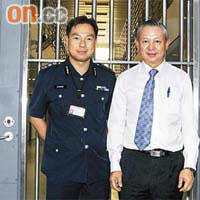 保安局局長李少光（右）曾到新加坡，與當地監獄部門交流。	（資料圖片）