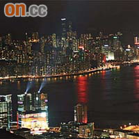 近年本港不少商場採用「指天燈」的設計，九龍灣Megabox是例子之一，可見天空因射燈白了一片。