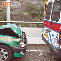 警車與的士相撞，的士車頭損毀嚴重。	（曾紹良攝）