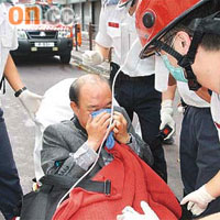 有不適住客送院時需戴上氧氣罩。