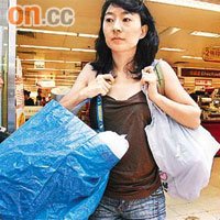 市民自備大型購物袋到超市，為環保出一分力。 	（霍振鋒攝）