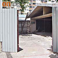 禾輋邨熟食亭翻新工程，拆除原設之枱椅設施，惹居民不滿。