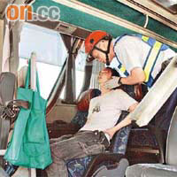 救護員檢查旅巴乘客傷勢。