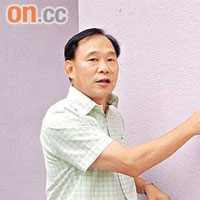梁志祥認為房署應以瓷磚一類物料取代油漆，以節省翻新費用。