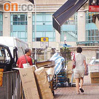 德華街店舖佔用行人路擺放貨物，行人往來受阻。