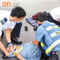 救護員為受傷老婦包紮。