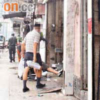 以繩包紮後，男子走進福榮街一間回收舖，變賣刊物圖利。