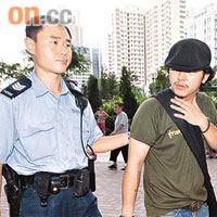 涉嫌毆傷繼父的泰籍男子被警員拘捕。	（趙健圖攝）