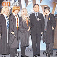 胡文新（左四）尋日率先喺EMax內搞《哈利波特──混血王子的背叛》首映禮，決心將表演場地變身成超級電影場館。（葉華英攝）