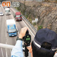 由於高架橋的凌空設計，警方較難以雷射槍偵測超速汽車。