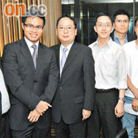 陳仲尼（左三）帶領香港青聯部分新領導班子亮相，包括副主席葉振都（左四）、朱鼎健（左二）；秘書長鄭重科（左一）及副秘書長范駿華（右三）等。	（徐家浩攝）