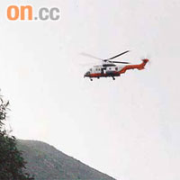 飛行隊直升機昨在馬鞍山郊野公園搜索，發現被困兩名內地女大學生。	（曾志恒攝）