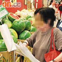 超市提供的保鮮袋的目的，是讓市民盛載新鮮食物，以確保衞生。