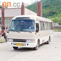 被羈押十五日的百餘名北上濫藥香港男女，昨被當局用數輛公務車分別送至羅湖、皇崗口岸等地釋放。