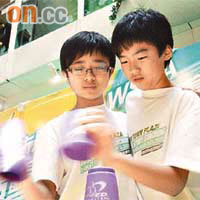 馮立臻（左）和杜朗賢合作玩雙人模式的速疊杯已近半年。	（梁耀榮攝）