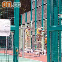 青衣寮肚路遊樂場足球場在暑假維修，令居民無場可用。