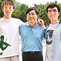 張嘉禧（右）和徐樂文（左）答謝吳大琪教授（中）的教導，令他們的學業更上層樓。