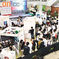香港青年工業家協會舉辦的招聘會，吸引了約八百名大學或大專畢業生到場應徵。