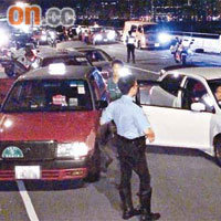 本月十三日有警員截停普通市民車輛，擺設人肉路障擋截非法賽車，造成六人受傷，惹來輿論狠批。	（資料圖片）