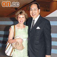 李國章與太太Diana拍拖去太古廣場戲院睇《大犯罪家》，低調慶祝三十五周年珊瑚婚紀念。	（葉華英攝）