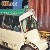 小巴車頭起火陷入貨櫃車車尾，司機和多名乘客被困車內。