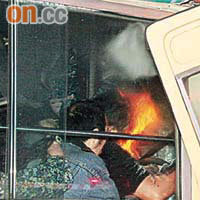 小巴車頭冒火光，頭枕錶板的司機仍無知覺被燒傷。