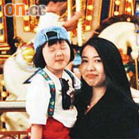 孫秀芸早年帶女兒到遊樂場玩樂時拍下的照片。