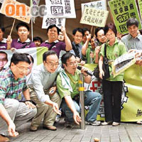 遊行人士在領匯總部外「碌雞蛋」寓意要領匯「滾蛋」。	（伍鎮業攝）