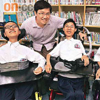 三名考生（前排左起）張松星、陳志新與費均銳毅力無比，笑迎會考放榜。