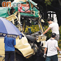 驗車人員檢驗肇事小巴爛如廢鐵的車頭。	（吳欽旺攝）