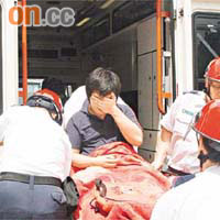 協助救火的男工人僅腳部受傷。	（黃美瑜攝）