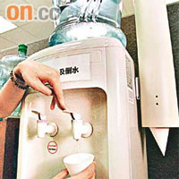 桶裝水方便衞生，不少公共場所及辦公室都會提供桶裝水飲用。