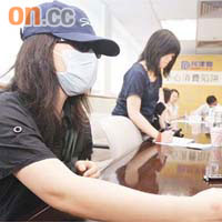 李小姐（左）聲稱被推銷療程的纖體公司職員暴力對待。	（盧志燊攝）
