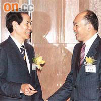 身為和統會香港總會秘書長嘅盧文端（左）同監事長霍震寰，齊齊招呼來賓。