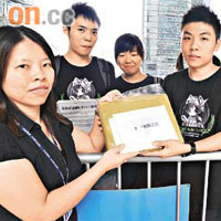 支持補習天王范浩揚的學生到高等法院外遞交請願信。	（黃仲民攝）