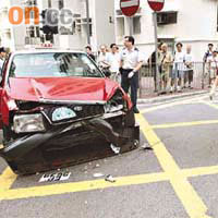 的士車頭嚴重損毀，女乘客受傷送院。（余宏基攝）